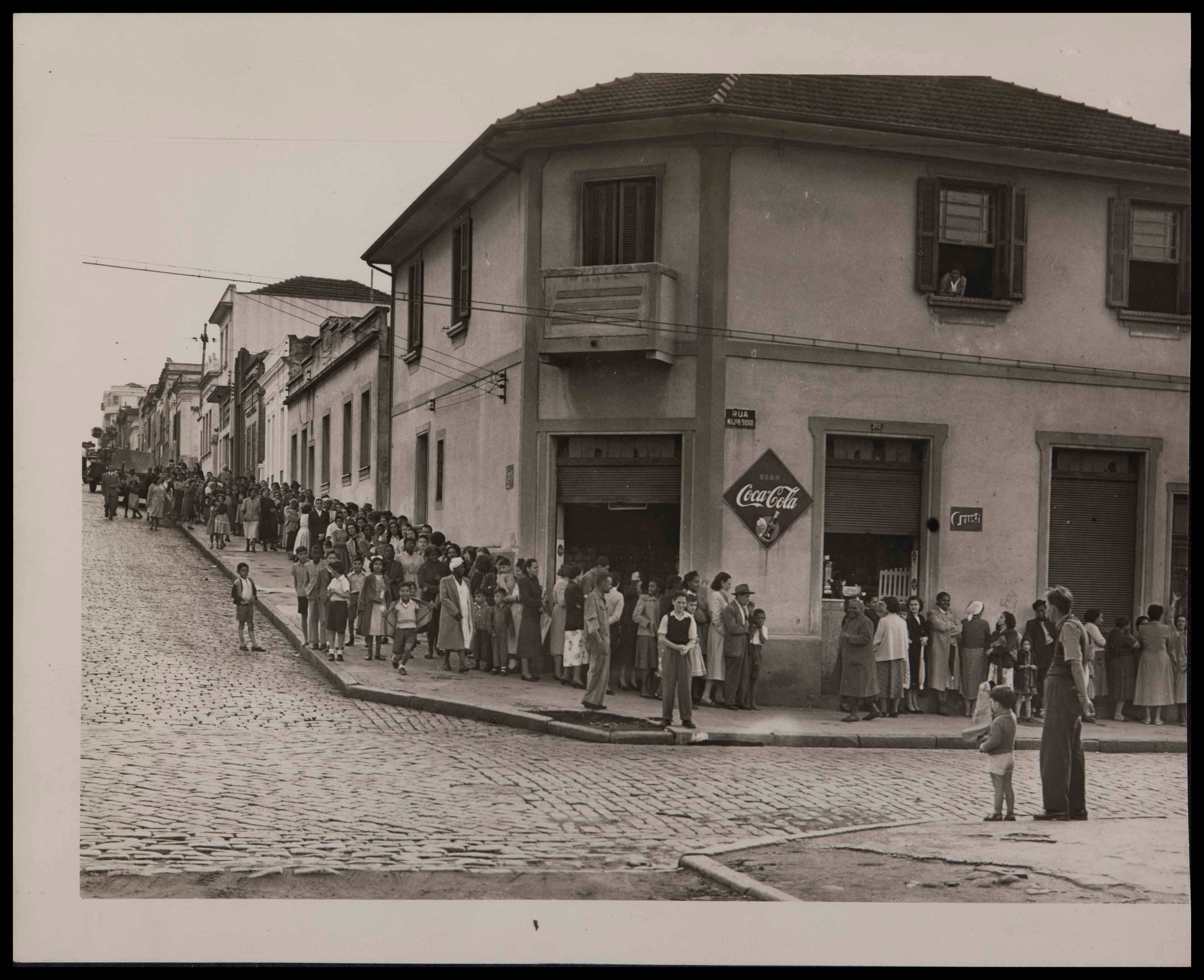 Flagrante apanhado no cruzamento da Rua Major Diogo e Conselheiro Carr&atilde;o, vendo-se a fila gigantesca que ali se forma, para aquisi&ccedil;&atilde;o de a&ccedil;&uacute;car.<br />DN 31/5/1951.