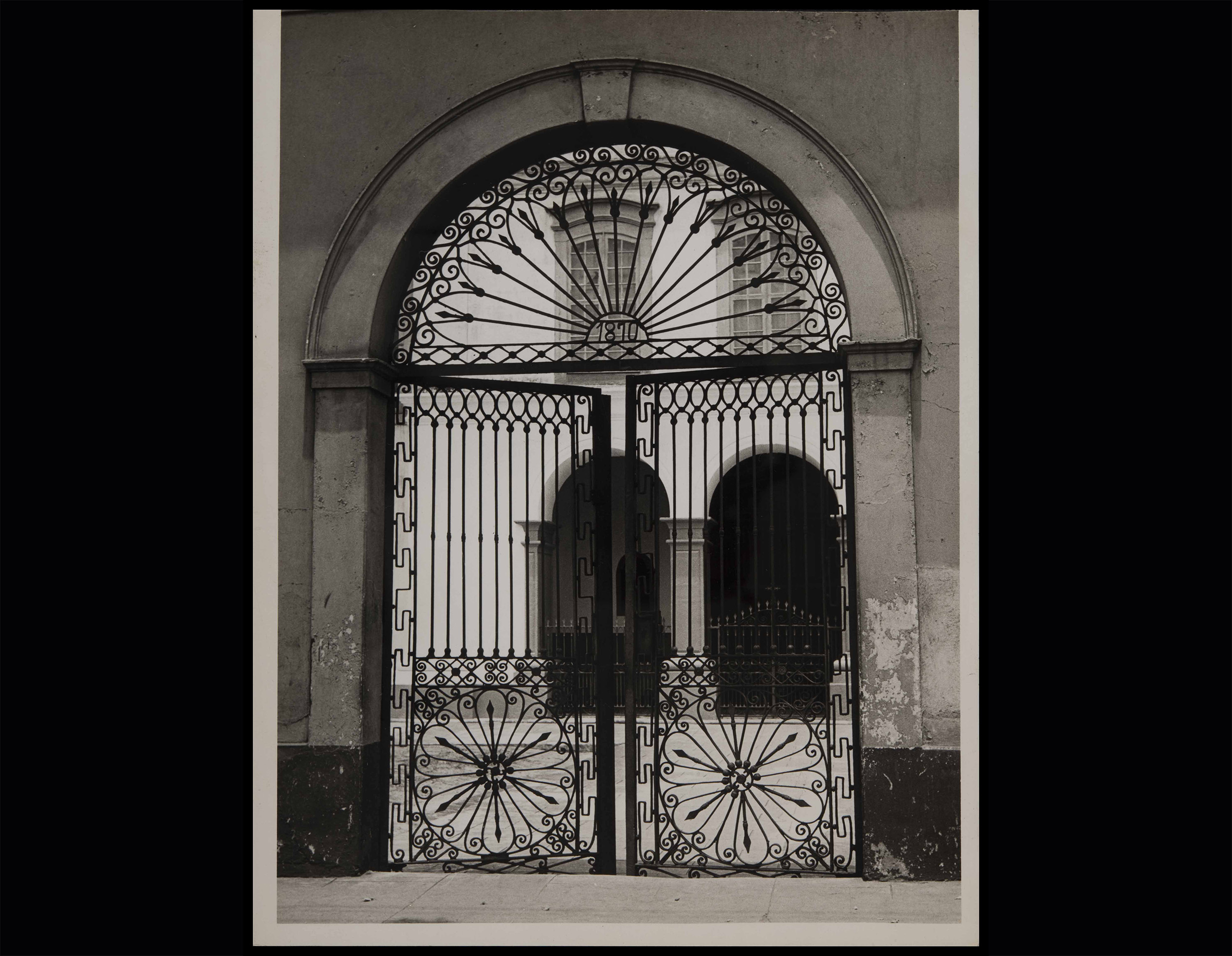 Port&atilde;o do Convento da Luz (1870). Av. Tiradentes. DSP, 18/1/1958.