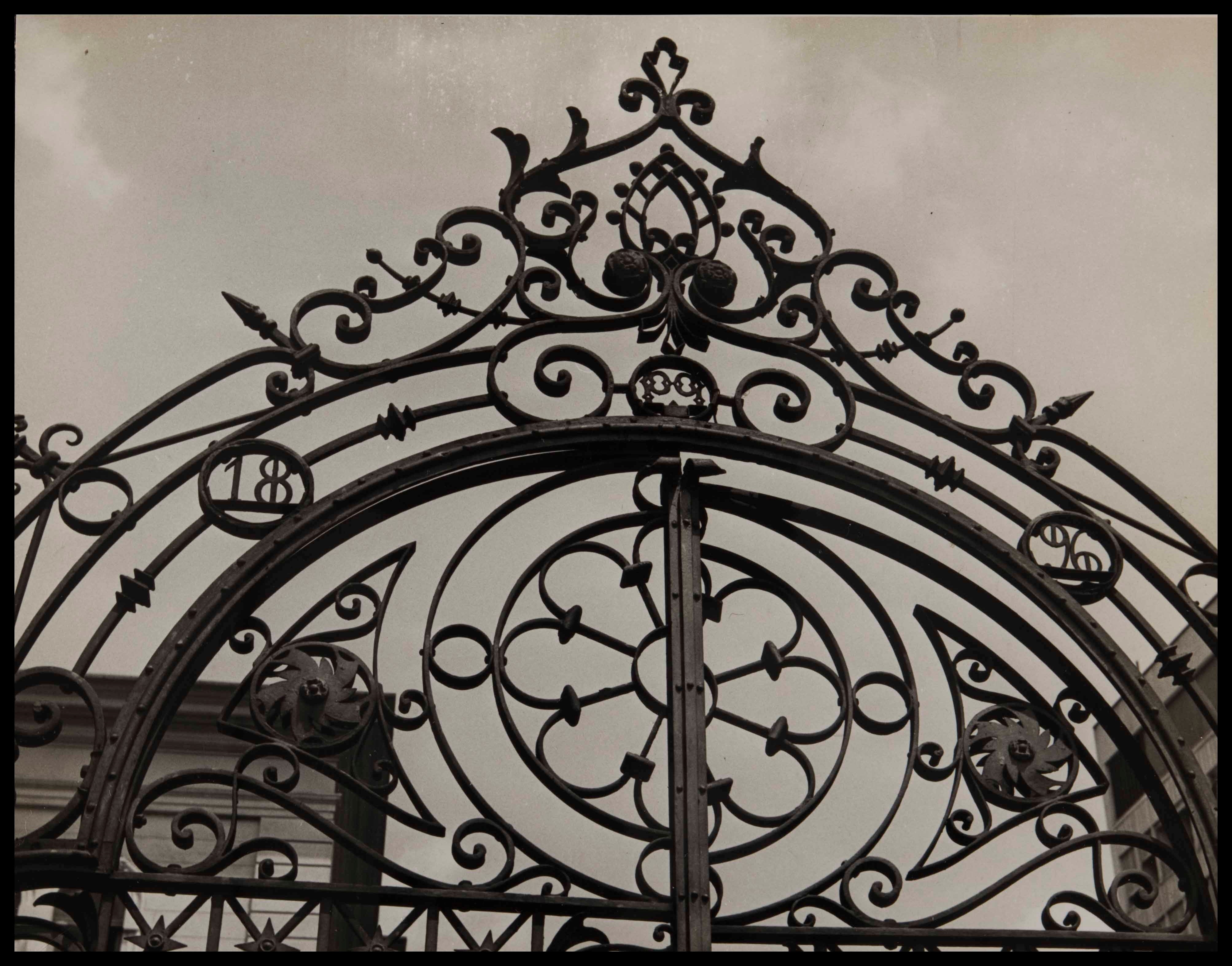 Port&atilde;o da mans&atilde;o Souza Queiroz (1896). DSP, 18/1/1958.