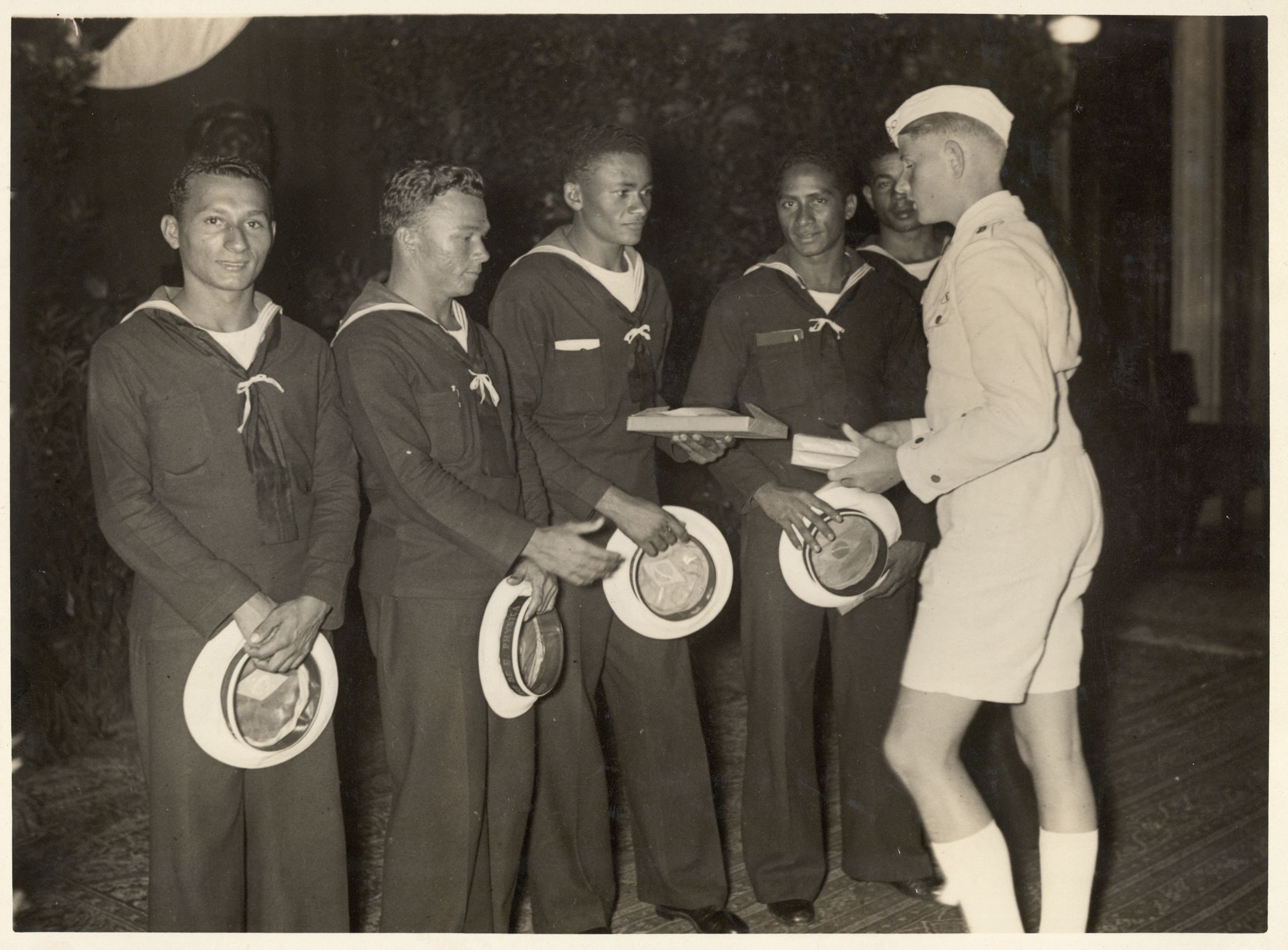 A equipe olympica do Brasil chegou em Berlim. Os nadadores da Marinha brasileira recebem da cidade de Berlim, como lembran&ccedil;a, um livro.