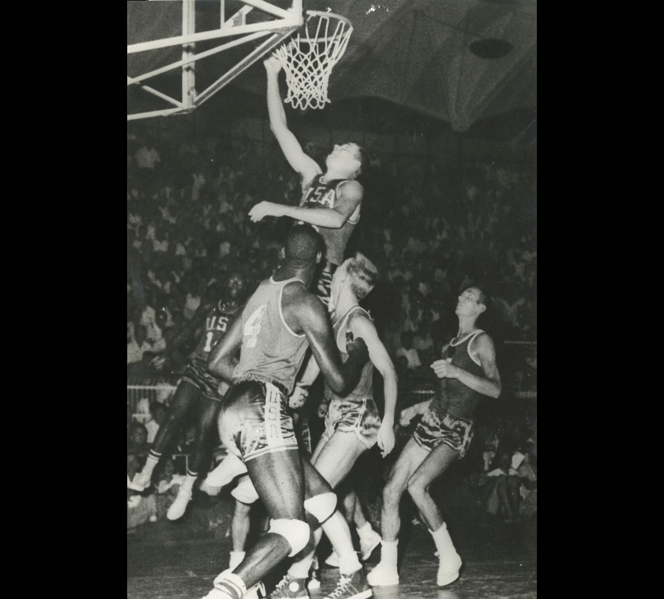 Jerry Lucas, da Universidade de Ohio,pouco antes de conseguir mais uma cesta para a equipe norte-americana de bola ao cesto que venceu o quinteto sovi&eacute;tico por 81 a 57, nos Jogos Ol&iacute;mpicos.<br />Arq. 23/9/960