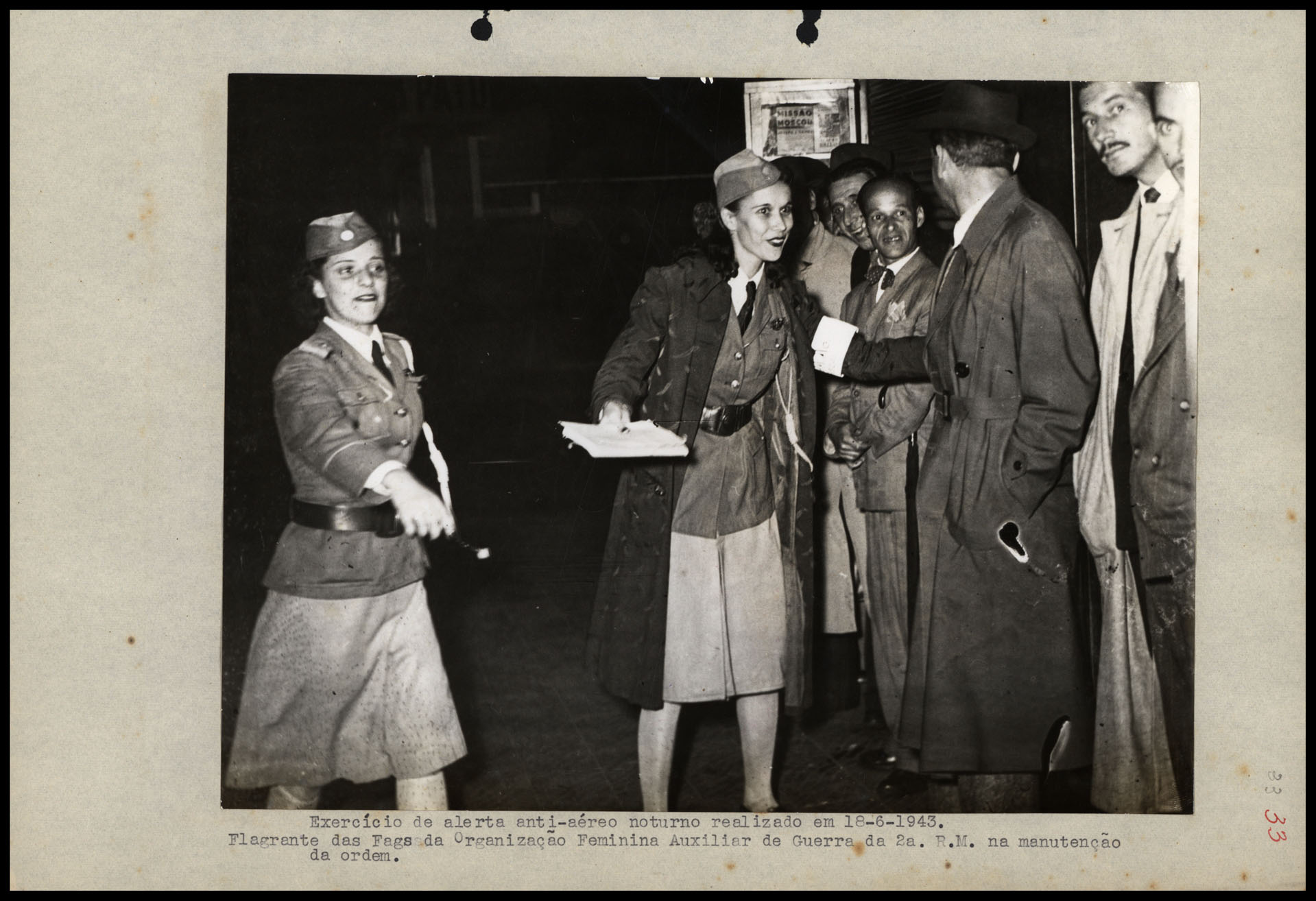 EXERCÍCIO de alerta anti-aéreo noturno. [S.l.], 18 jun. 1943. 3 fotografias, p&b. Acervo APESP, Fundo de Defesa Passiva Anti-Aérea, lata 8698.